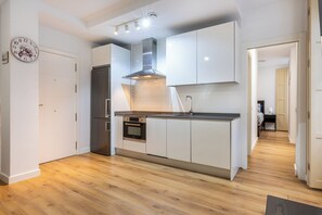 Een koelkast, een microgolfoven, een oven, een kookplaat