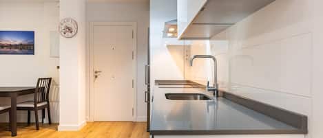 Frigorifero, microonde, forno, piano cottura