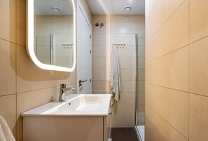Dusche, Haartrockner, Handtücher