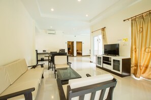 Pool Villa 2 | Living area - Kiang Talay Resort (Rayong)