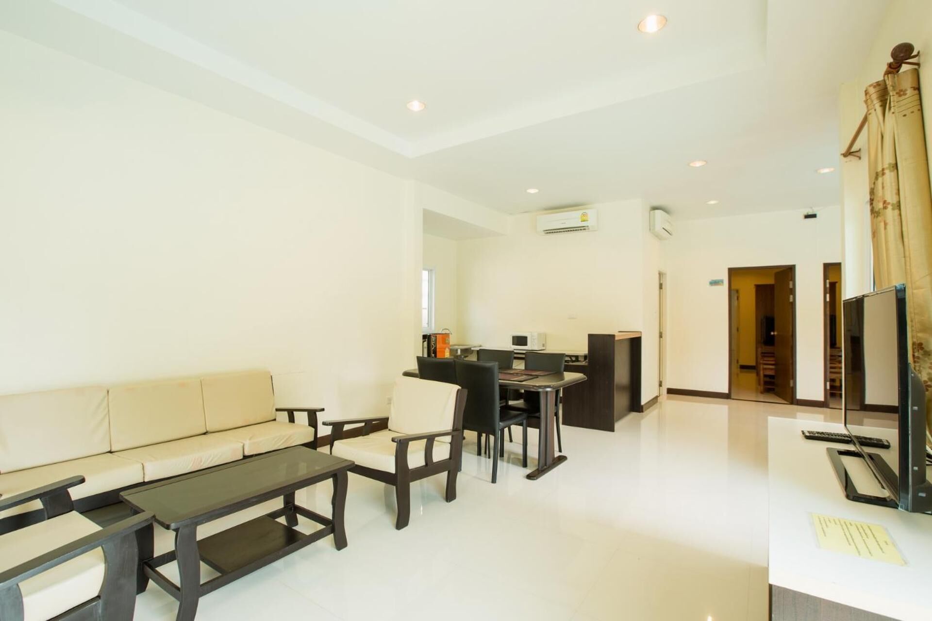 Breakfast, lunch, dinner served; Thai cuisine 