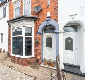 A corner house with a bay window, a front door, and a satellite dish. - 3 BedRm Off Newland Ave Shop in Hull Sleeps 5 (Hull)
