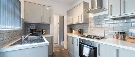 Kühlschrank, Mikrowelle, Ofen, Herdplatte