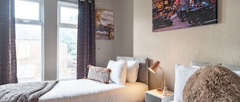 3 bedrooms, iron/ironing board, WiFi, bed sheets