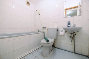 Room | Bathroom | Shower, towels - New Furnished 1BR Rajawali Apartment (Jakarta)