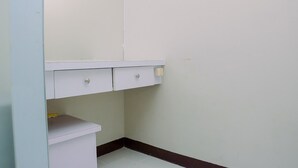 Ein kleines, sauberes Badezimmer mit Toilette, Waschbecken und einem Schrank mit zwei Schubladen.