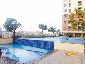 Outdoor pool - Brand New and Compact 2BR Lagoon Bekasi Town Square Apartment (Bekasi)