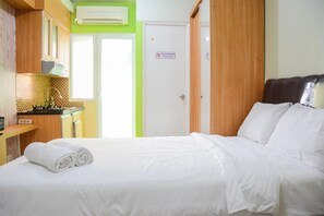 Room | Free WiFi, bed sheets - Stylish and Comfortable Studio Green Pramuka Apartment (Jakarta)
