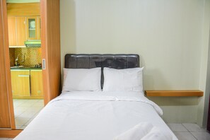 Free WiFi, bed sheets - Stylish and Comfortable Studio Green Pramuka Apartment (Jakarta)