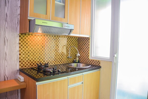 Room | Private kitchen | Fridge, stovetop, cookware/dishes/utensils - Stylish and Comfortable Studio Green Pramuka Apartment (Jakarta)