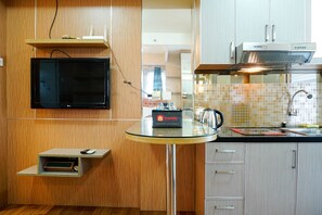 Tủ lạnh, bếp nấu, dụng cụ nấu nướng/bát dĩa/dao nĩa 