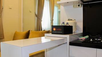 Room | Private kitchen | Fridge, stovetop, cookware/dishes/utensils