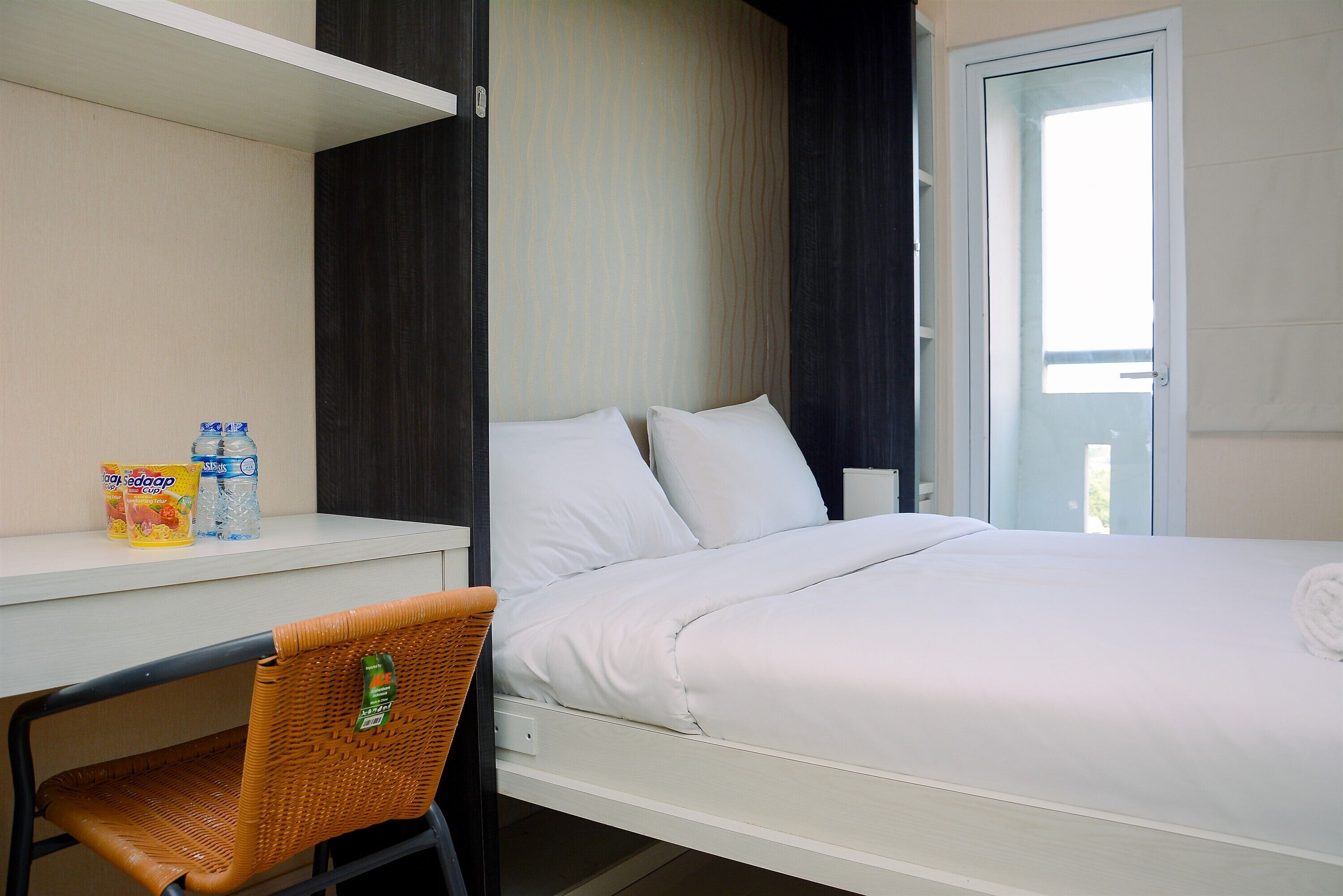 Free WiFi, bed sheets