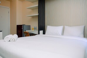 Free WiFi, bed sheets - Comfy Studio Green Pramuka Apartment with City View (Jakarta)