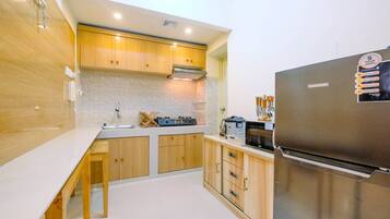 Room | Private kitchen | Fridge, stovetop, cookware/dishes/utensils