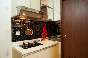 Room | Private kitchenette | Fridge, stovetop, cookware/dishes/utensils - Functional and Compact 1BR Belmont Apartment (Jakarta)