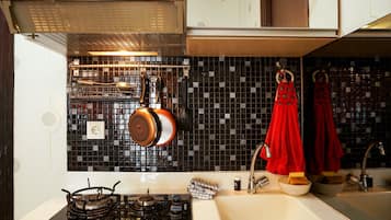 Kylskåp, spishäll och grytor/köksredskap