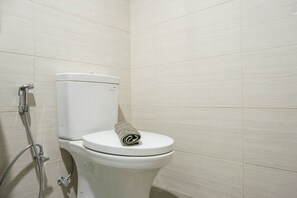 Room | Bathroom | Shower, towels - Best View Studio Apartment @ Ciputra International (Jakarta)