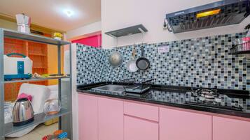 Habitación | Cocina privada | Frigorífico, placa de cocina y utensilios de cocina