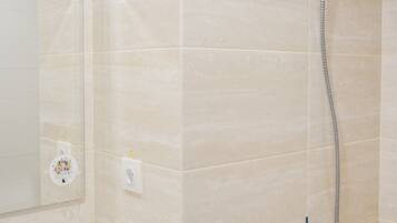 Room | Bathroom | Shower, towels