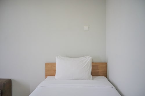 Minimalist Studio at Beverly 90210 Apartment
