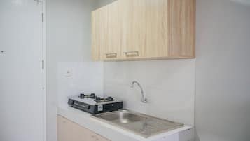 Refrigerador, placa de cocina, utensilios de cocina