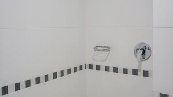 Een douche, handdoeken