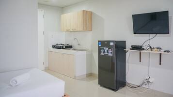 Refrigerador, placa de cocina, utensilios de cocina