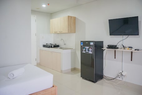 Fridge, stovetop, cookware/dishes/utensils