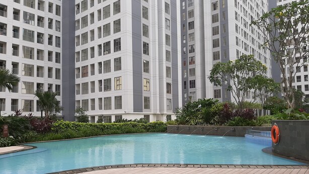Un immeuble résidentiel moderne doté d’un espace piscine.