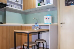 Frigorífico, placa de cocina y utensilios de cocina