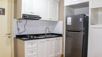 Room | Private kitchen | Fridge, stovetop, cookware/dishes/utensils