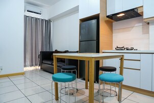 Refrigerador, placa de cocina, utensilios de cocina