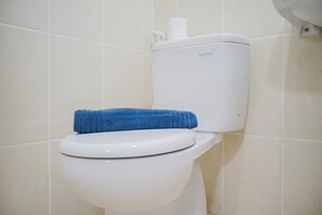 Bathroom - Strategic Studio Apartment with Extra Bed at M-Town Residence (Gading Serpong)