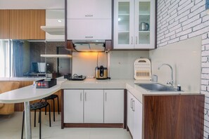 Réfrigérateur, surface de cuisson, vaisselle et ustensiles