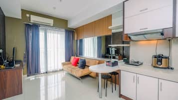 Geladeira, cooktop, talheres/pratos/utensílios de cozinha