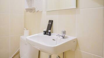 Pancuran mandi, tuala disediakan