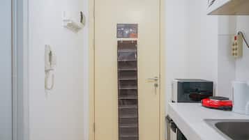 Refrigerador, placa de cocina, utensilios de cocina