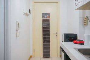 Jääkaappi, liesi, keittoastiat/astiat/ruokailuvälineet