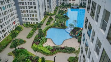 Una piscina al aire libre