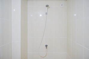 Een douche, handdoeken