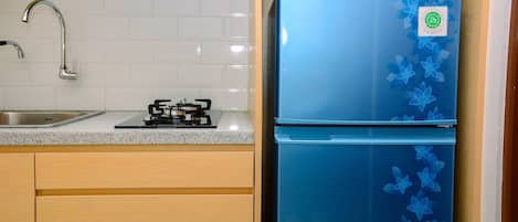 Room | Private kitchenette | Fridge, stovetop, cookware/dishes/utensils