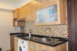 Room | Private kitchen | Fridge, stovetop, cookware/dishes/utensils