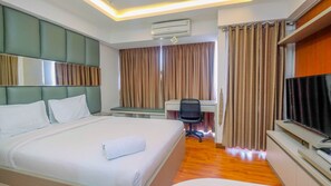 Free WiFi, bed sheets - Cozy Studio Apartment at H Residence near MT Haryono (Jakarta)