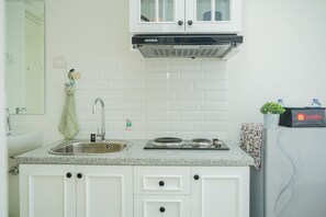 Private kitchen - London Style Studio Cozy Silktown Apartment near Ikea in Alam Sutera (South Tangerang)