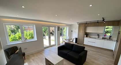 Stylish 2 Bed Flat with Parking