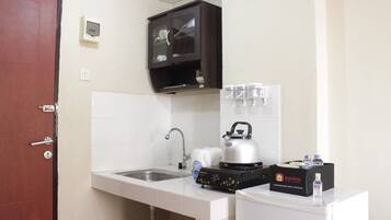 Room | Private kitchen | Fridge, stovetop, cookware/dishes/utensils