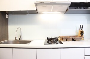 Refrigerador, placa de cocina, utensilios de cocina