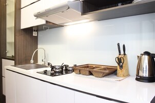 Refrigerador, placa de cocina, utensilios de cocina