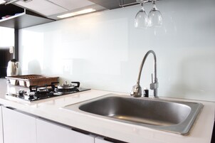 Refrigerador, placa de cocina, utensilios de cocina